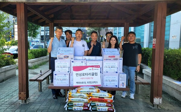 연성로타리클럽 사랑의 후원품 전달(사진제공=연성동 행정복지센터) 연성로타리클럽 사랑의 후원품 전달(사진제공=연성동 행정복지센터)