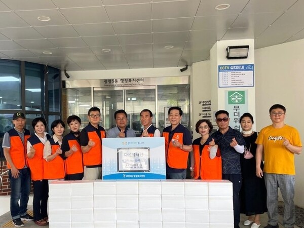 광명시 광명5동 저소득층 50세대에 다온봉사단에서 기업경제방송의 후원으로 지난 15일 시원한 백김치 50박스(3kg)를 전달했다(사진제공=광명5동 행정복지센터) 광명시 광명5동 저소득층 50세대에 다온봉사단에서 기업경제방송의 후원으로 지난 15일 시원한 백김치 50박스(3kg)를 전달했다(사진제공=광명5동 행정복지센터)