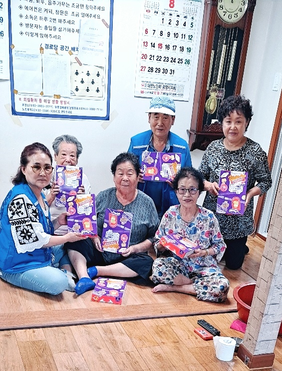 소하1동지역사회보장협의체(위원장 박종숙)는 16일 ‘찾아가는 광명마을냉장고’를 진행했다(사진제공=소하1동 행정복지센터)