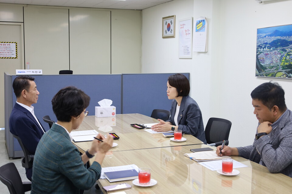 이소영 국회의원, 의왕 ICD(내륙컨테이너기지) 대개조 플랜 공개(사진제공=이소영 의원실) 이소영 국회의원, 의왕 ICD(내륙컨테이너기지) 대개조 플랜 공개(사진제공=이소영 의원실)