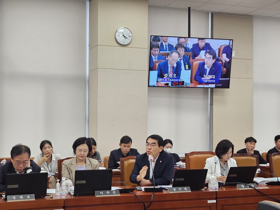국회기재위_추경호 부총리 및 기획재정부 장관에게 광명‧시흥 3기 신도시 보상지연에 대한 특단의 대책을 촉구 하고 있는 양기대 의원(사진제공=양기대 의원실) 국회기재위_추경호 부총리 및 기획재정부 장관에게 광명‧시흥 3기 신도시 보상지연에 대한 특단의 대책을 촉구 하고 있는 양기대 의원(사진제공=양기대 의원실)