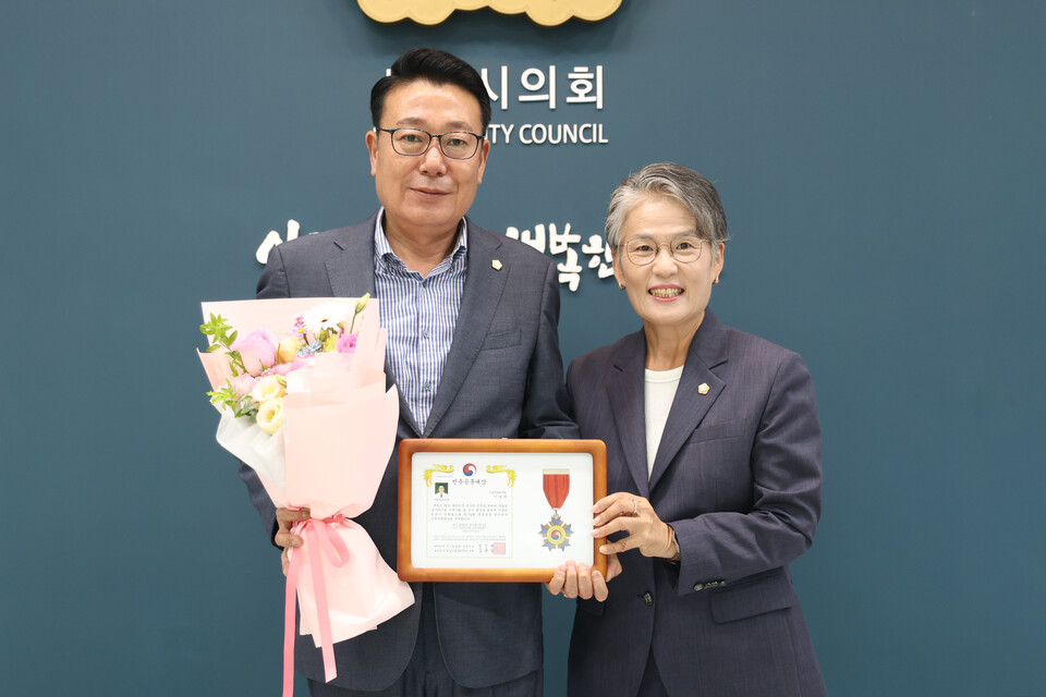 시흥시의회 이봉관 의원(왼쪽) 광복절 기념 민족공훈대상 수상_오른쪽 송미희 의장(사진제공=시흥시의회) 시흥시의회 이봉관 의원(왼쪽) 광복절 기념 민족공훈대상 수상_오른쪽 송미희 의장(사진제공=시흥시의회)