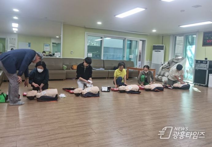 광명시 철산4동 행정복지센터는 지난 5일 화재 및 지진 대피요령 및 심폐소생술 자동심장박동기 작동법 교육과 실습을 진행했다