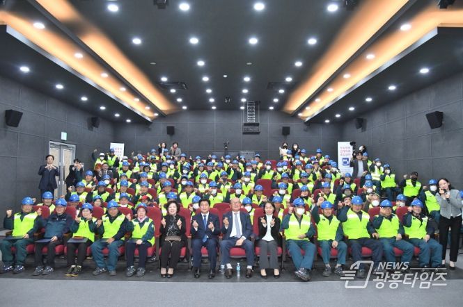 (재)시흥시인재양성재단, 1억 기탁한 ㈜다다마을관리기업에 감사장 전해