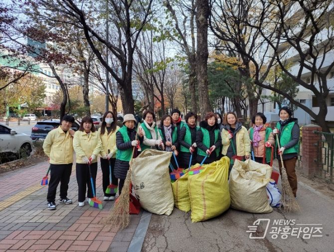 광명시 철산3동 새마을부녀회원과 철산12단지 통장 등 20여 명은 지난 29일 환경 정화 활동을 펼쳤다.