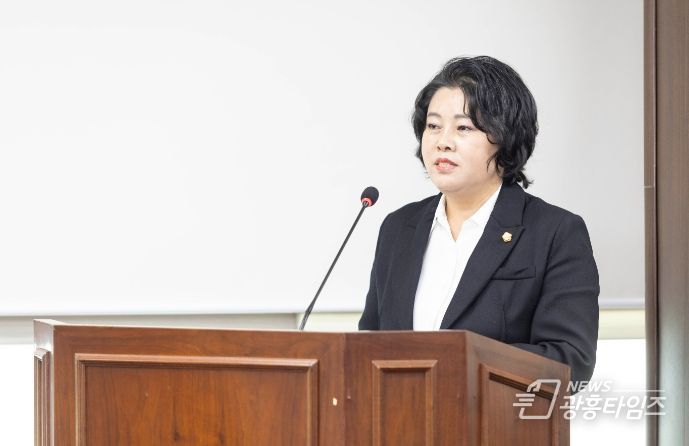 김진숙 의원이 지난 11월 23일 열린 제286회 제2차 정례회문화복지위원회에서 자신이 대표 발의한 ‘안산시 긴급복지지원에 관한 조례 일부개정조례안’에 대해 제안설명을 하고 있다.