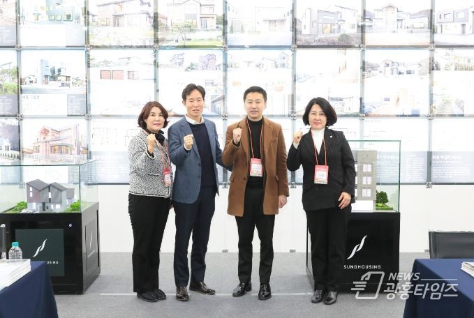 이날 의원들이 안산 참여 기업 부스를 방문한 모습으로 맨 왼쪽부터 김유숙 의원 기업 대표 송바우나 의장 황은화 문화복지부위원장.