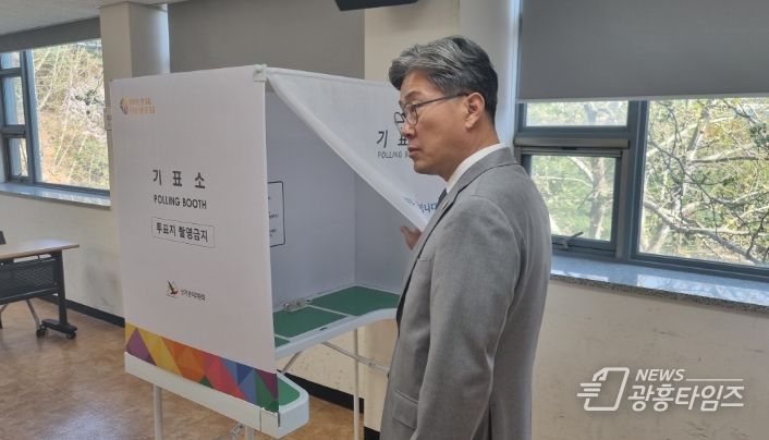 정순욱 광명시 부시장은 9일 오후 관내 투표소 4곳을 직접 방문해 선거관리 상황 등을 점검하고, 투표 사무 관계자를 격려했다.