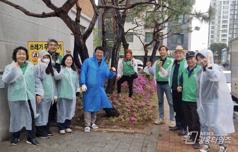 광명시 소하2동 새마을지도자협의회·부녀회는 지난 15일 봄꽃 심기 행사를 진행해 동 행정복지센터 앞 화단에 금잔화, 임파첸스 등 300여 본을 심었다.