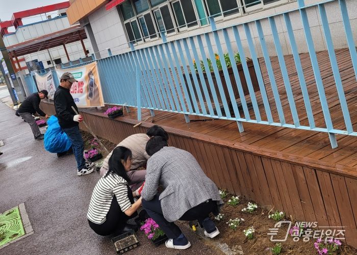 광명시 소하2동 주민자치회는 지난 16일 동 행정복지센터를 방문하는 주민을 위해 동 청사 주변에 힐링꽃밭을 조성했다.
