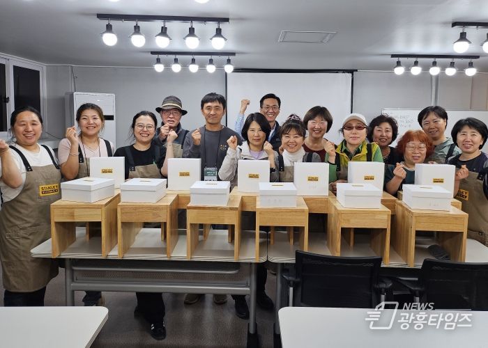 광명시는 지난 8일 소하2동 더드림 제로웨이스트사랑방(오리로381번길2, 2층)에서 ‘생활 속의 숲 실천교육’ 수료식을 개최했다.