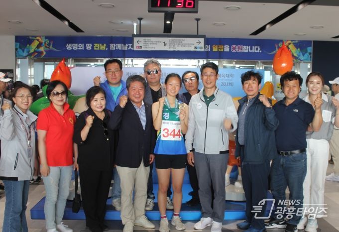 제53회 전국소년체육대회에서 광명시 선수단이 금메달 3개와 동메달 2개를 획득했다(사진 가운데 철산중 권서린 선수)