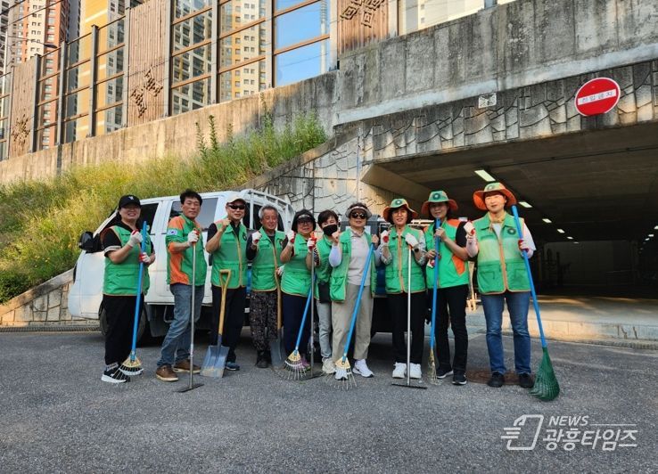 광명시 일직동 자율방재단, 장마철 대비 취약지역 빗물받이 일제 정비