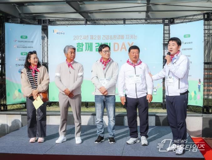 무대 인사 중인 화성시의회 의원들