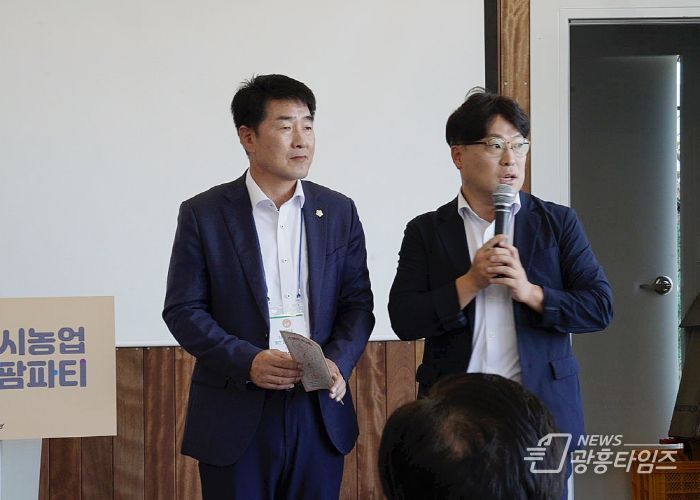 축사 중인 배정수 의장, 김영수 의회운영위원장