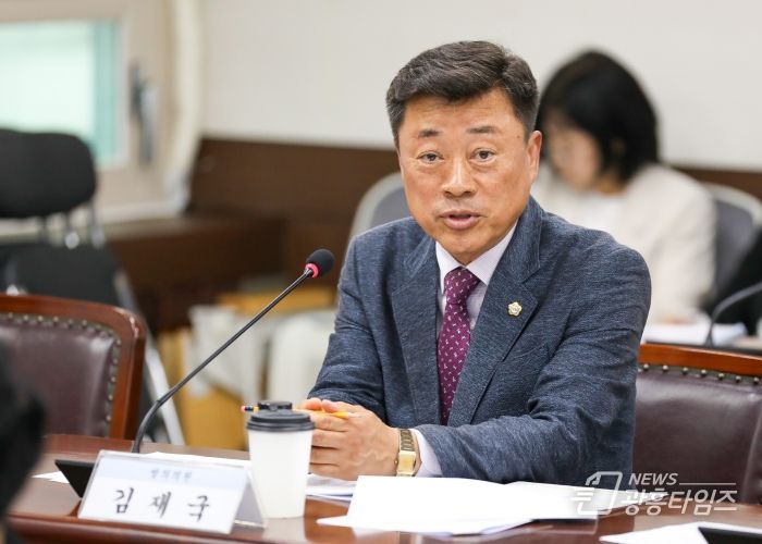 김재국 의원이 지난 15일 제293회 임시회 제1차 기획행정위원회에서 조례안에 대해 발언하고 있다.