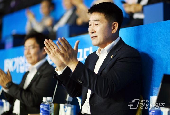 선수단을 응원하는 배정수 의장