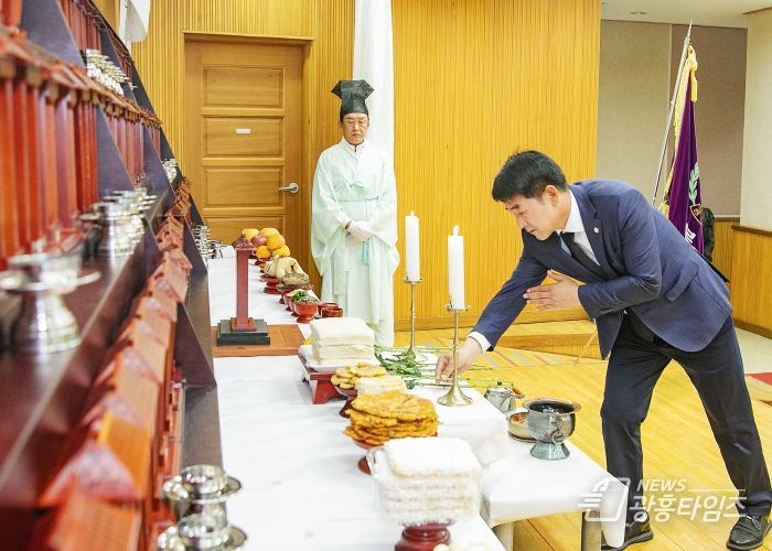 헌화 중인 배정수 의장