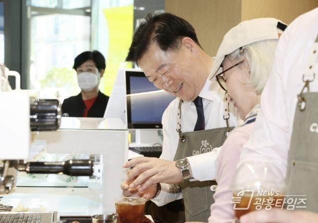 지난 4월 개소한 시니어 카페 'CAFE(카페)-20' 개소식에서 박승원 광명시장이 시니어 바리스타와 커피를 만들고 있다.
