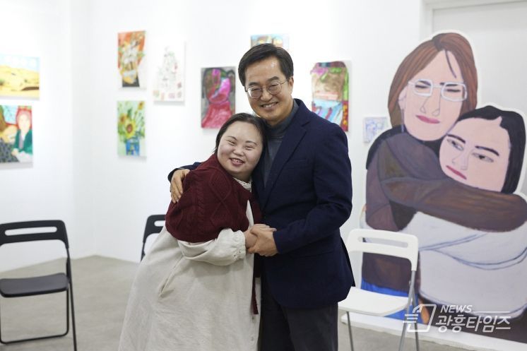 1일 오후 김동연 경기도지사가 양평군에 있는 어메이징 아웃사이더 아트센터 현장 방문하여 장애인예술노동자와의 소통 및 격려를 하고 있다.