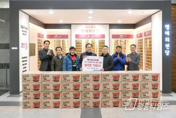 오산시, 모닝축구회 따뜻한 겨울나기를 위한 컵라면 70박스 기탁