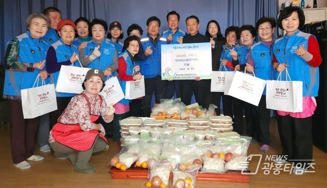 광명시 광명6동 지역사회보장협의체는 지난 20일 직접 만든 가정식 반찬과 식품이 담겨있는 영양박스 30개를 관내 한부모 가정과 독거노인 등 취약계층에 전달했다.