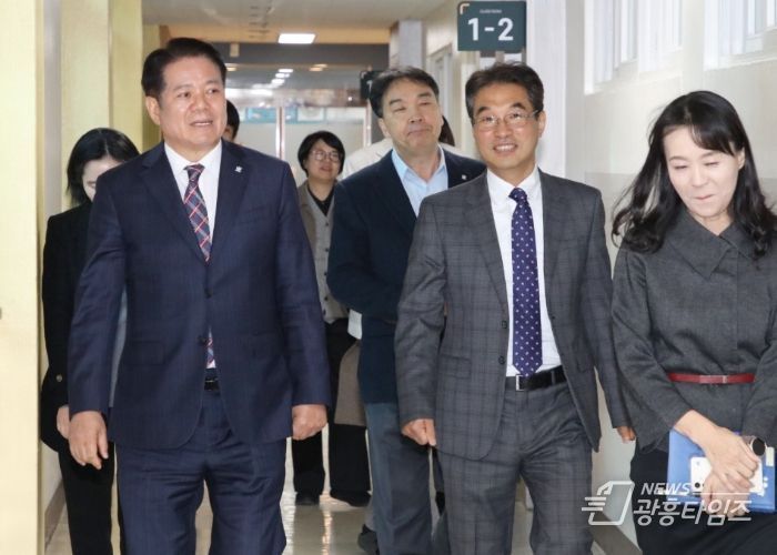 최대호 안양시장은 지난 3일 안양고등학교에 방문해 고교학점제 준비상황 등 현장 의견을 청취했다