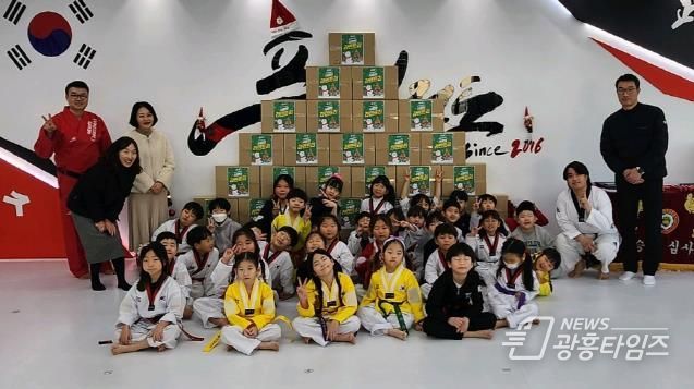 품태권도 시흥시 거북섬동점, 크리스마스 맞아 사랑의 나눔 실천… 라면 850개 기부
