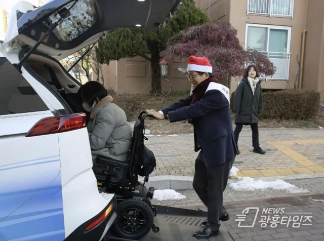 따뜻한 마음이 전해지는 크리스마스 이브, 산타로 나타난 의왕도시공사 노성화 사장의 특별한 선물