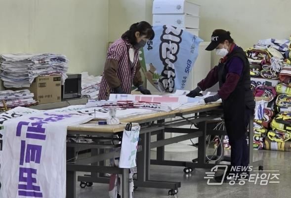 지난해 시행된 상반기 공공일자리 사업으로 폐현수막 재활용 작업이 진행 중이다.