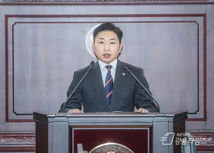 본회의장에서 발언 중인 김종복 의원