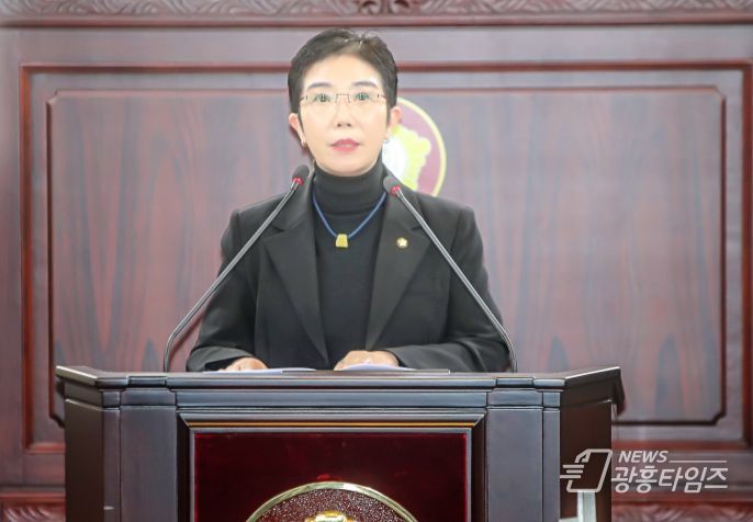 화성특례시의회 조오순 의원이 제239회 임시회 중 제2차 본회의에서 시정질문을 하고 있다.