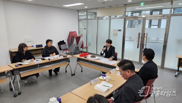 2025년 2월 28일 화성특례시남부종합사회복지관 2층 세미나실에서 열린 간담회에서 송선영 화성시의회 의원과 화성시청 관계자, 5개 종합사회복지관 관장들이 사회적 약자를 위한 대관료 면제 및 감면 활성화 방안에 대해 논의하고 있다.
