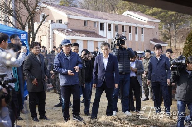 13일 오후 김동연 경기도지사가 포천 노곡리 오폭사고 현장 수습상황 점검을 하고 있다.