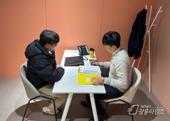광명시 인생플러스센터 1층 노무상담실에서 공인노무사가 무료 상담 서비스 '우리 노무사'를 진행하고 있다.