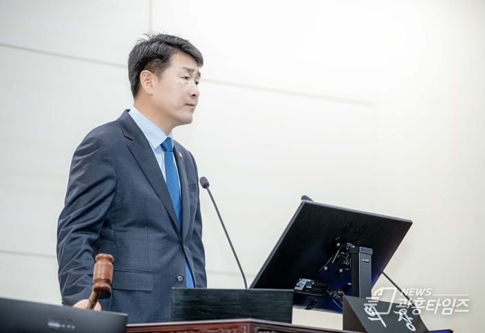 타봉 중인 배정수 의장