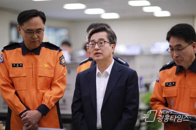 26일 오전 수원남부소방서에서 김동연 경기도지사가 산불 예방을 위한 현장 점검을 하고 있다.