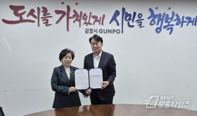 하은호 군포시장이 사전연명의료의향서 작성을 마치고 국가생명윤리정책원 조정숙 본부장과 기념 촬영을 하고 있다