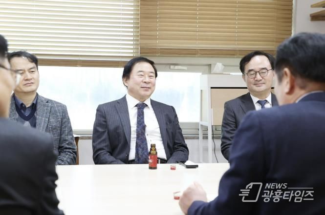 최대호 안양시장과 면담 중인 이동현 오상헬스케어 회장(가운데) 사진