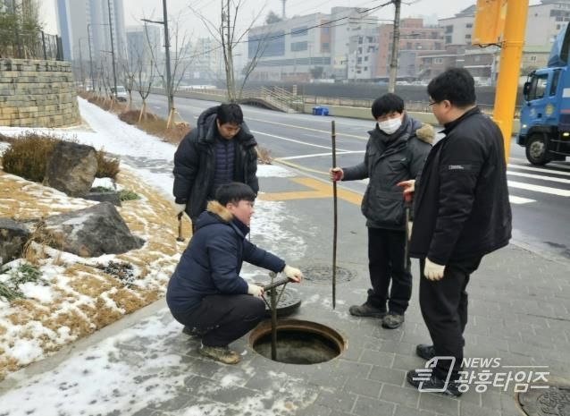 상수도관망 밸브를 점검하고 있는 모습