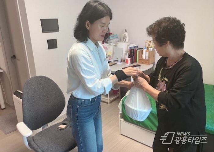 광명시 광명1동 한방능이백숙은 지난 23일 관내 어려운 이웃을 위해 매월 따뜻한 음식을 지원하는 나눔 활동을 약속했다.