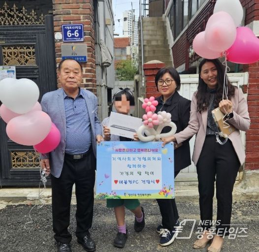 광명시 철산2동 지역사회보장협의체는 지난 13일 저소득 가정 어린이 2명에게 태블릿PC를 전달하는 ‘디지털 학습지원 사업’ 전달식을 진행했다.