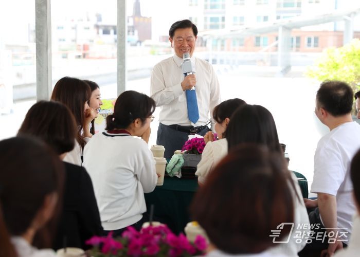 박승원 광명시장이 14일 시청 직원들과 점식 식사를 하며 소통의 시간을 가지고 있다.