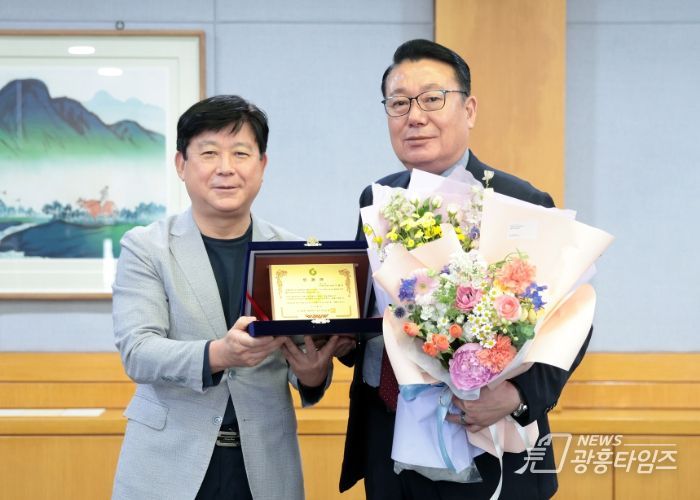 시흥시의회 이봉관 자치행정위원장, 경기과학기술대학교 감사패 수여
