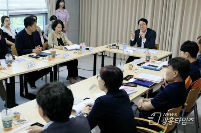 정명근 화성특례시장이 1일 화성시자살예방센터에서 '자살예방 및 위기 대응 체계 강화를 위한 유관기관 공동대응 대책회의‘를 주재하고 있다.
