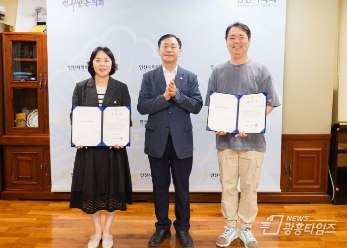 안산시의회가 2일 의장실에서 공무국외출장 심사위원회 위원 위촉식을 개최했다. 사진은 위촉장을 수여한 박태순 의장(가운데)과 심사위원으로 임명된 정은철(오른쪽), 권옥순 위원의 모습.
