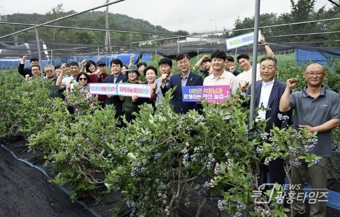 이민근 안산시장(오른쪽 네번째)이 선부동에 소재한 ‘안산블루베리농장’에서 5개 농업인단체 임원들과 함께 농정 발전 간담회를 개최하고 함께 기념촬영을 하고 있다.