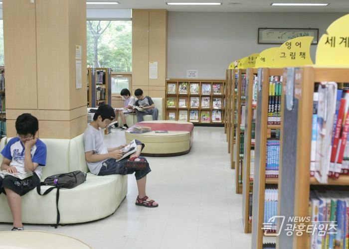 석수도서관 열람실에서 어린이들이 책을 읽고 있다