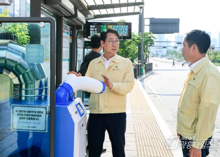 정명근 화성특례시장이 23일 버스정류장에 설치된 야외용 냉방기 시설 운영 상태를 점검하고 있다.