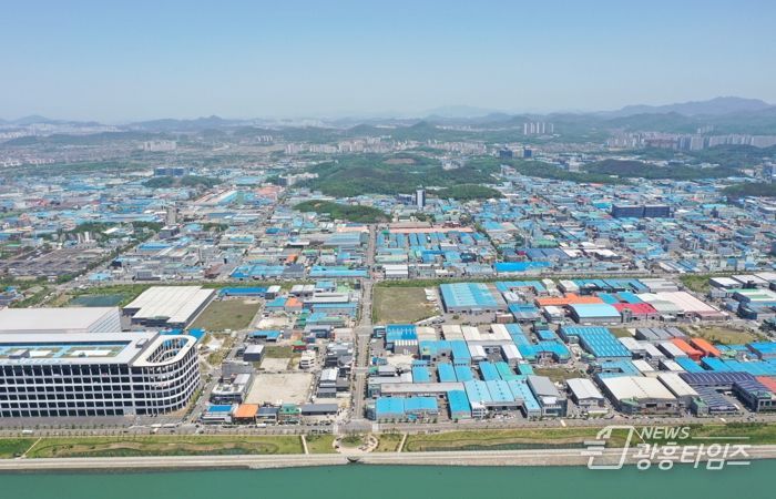 이민근 안산시장(오른쪽 세번 째)이 1일 김하윤 선수(오른쪽 두번 째)로부터 메달을 전달받고 함께 기념촬영을 하고 있다.